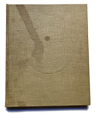 un vieux livre sur lequel est dessiné un smiley
