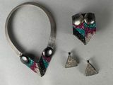 collier, boucles d'oreilles et bracelet ornés de perles sur un fond blanc