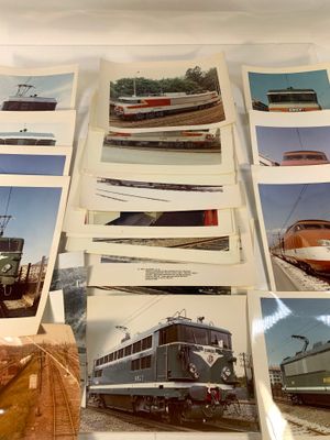 de nombreuses photos d'un train exposées sur la table