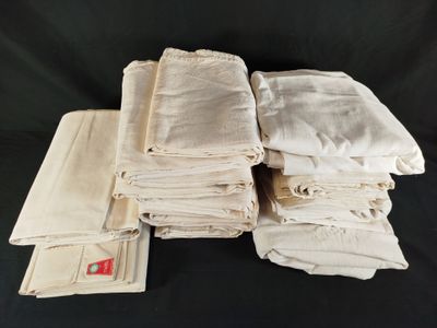 plusieurs tissus blancs empilés les uns sur les autres sur un fond noir