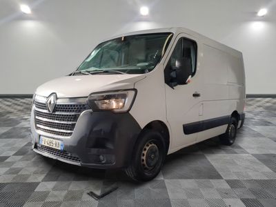 la photo d'une camionnette blanche garée sur un sol en damier