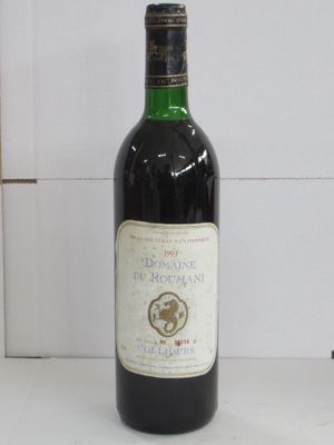 une bouteille de vin posée sur un comptoir