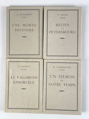 quatre livres sont empilés sur une surface blanche