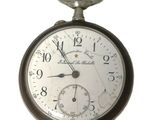 gros plan d'une montre de poche sur fond blanc