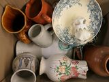 de nombreux vases et bols rangés dans un carton