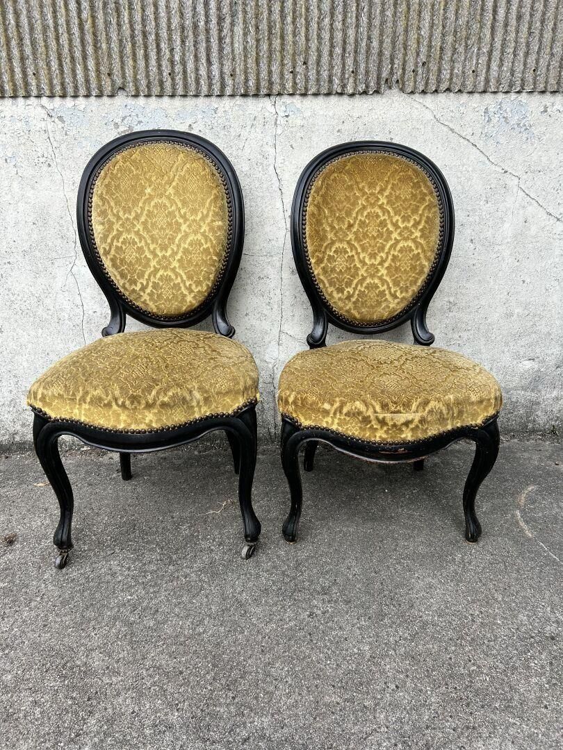Paire de chaises médaillon en bois noirci garnies de tissus …