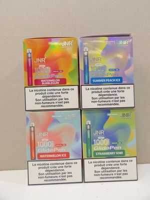 trois paquets de cigarettes posés les uns à côté des autres sur une table