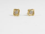 une paire de boucles d'oreilles en or et diamants sur fond blanc