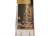 une boîte en carton sur laquelle est posé un sapin de Noël