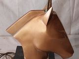 une lampe en forme de tête de cheval posée sur une boîte