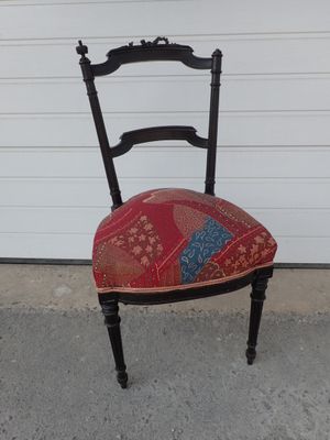 Petite chaise en bois noirci, le dossier à décor d’un nœud e…