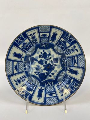 CHINE Assiette kraak porcelaine, blanc et bleu, D 21,5 cm