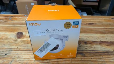 L'emballage du nouveau broyeur IMOC 2 est présenté sur une table en bois
