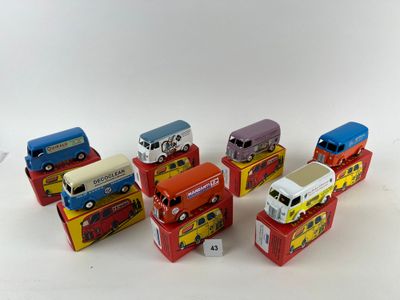six types différents de bus miniatures alignés les uns à côté des autres