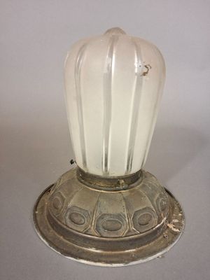 une lampe en verre posée sur une table