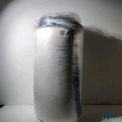 un rouleau de plastique emballé dans du plastique posé sur une table