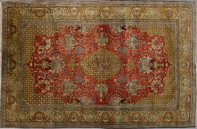 un tapis rouge et or orné d'un motif en médaillon
