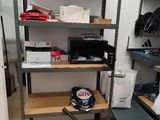une pièce dans laquelle se trouve une étagère sur laquelle sont posés de nombreux objets