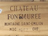 une boîte en bois sur laquelle est accrochée une pancarte indiquant « Château Fontumee »