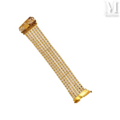 un bracelet en or composé d'un maillon et d'un fermoir