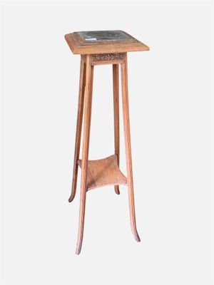 une petite table en bois avec un plateau en marbre