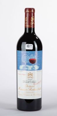 une bouteille de vin posée sur une table