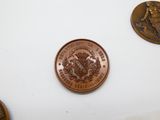 un penny posé sur une surface blanche