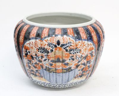 Grand cache pot godronné à décor Imari, fêlé H.