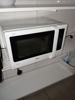 un micro-ondes posé sur le comptoir d'une cuisine