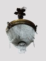 Un lustre corbeille à pampilles de style Louis XVI. (photo 2)