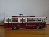 un bus rouge et blanc posé sur une table