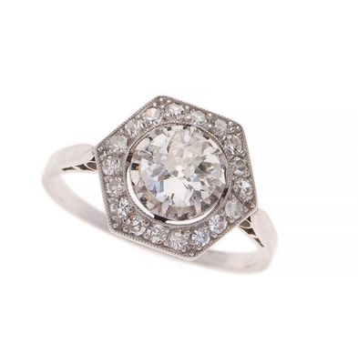 une bague en or blanc et diamants, dont la pierre centrale est entourée de petits diamants