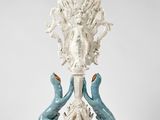 une photo d'une statue blanche et bleue posée sur une table
