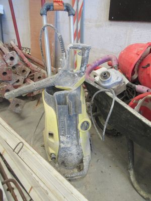 une machine jaune qui se trouve à côté d'un tas d'autres équipements