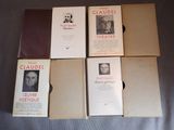 quatre livres sont empilés sur une table