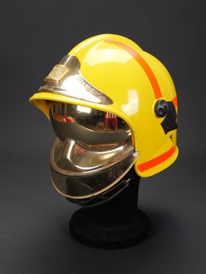 un gros plan d'un casque posé sur un support, sur fond noir