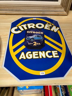 un gros plan d'une étiquette posée sur une étagère dans un magasin