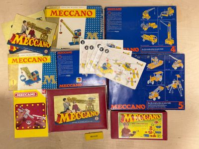 un grand nombre de jouets posés sur une table
