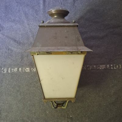 a light that is hanging from the side of a wall