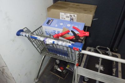 un caddie contenant des outils, à côté d'une boîte