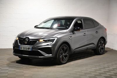 Le nouveau SUV Renault est garé dans le garage.