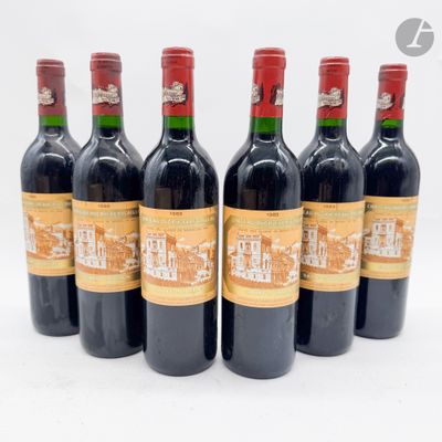 six bouteilles de vin sont alignées sur une surface blanche
