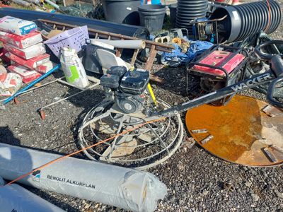 beaucoup de déchets par terre à côté d'une borne d'incendie