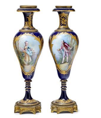 une paire de vases bleus et dorés ornés de figures peintes