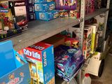 Des cartons de jouets sont empilés sur une étagère dans un magasin