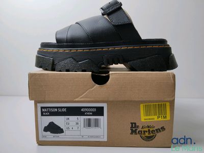Chaussures Dr. Martens en cuir noir, sans lacets, dans leur boîte