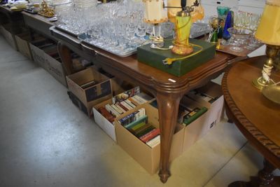 une table sur laquelle sont posés de nombreux verres à vin