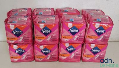 une pile de lingettes pour bébé roses empilées les unes sur les autres