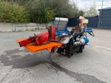 une petite machine garée sur le parking
