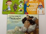 trois livres pour enfants sont posés sur une surface blanche